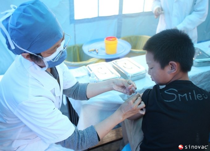 2013年5月6日雅安灾区儿童接种北京德晋贵宾厅捐赠的甲肝灭活疫苗孩尔来福